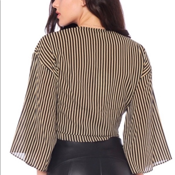 Honey Belle Striped Front Center Tie Wrapped Cropped V Neck Blouse New Medium - Picture 3 of 10